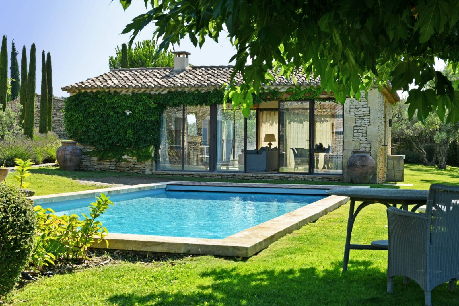 Gordes : Maison en pierres avec piscine en bordure de village   