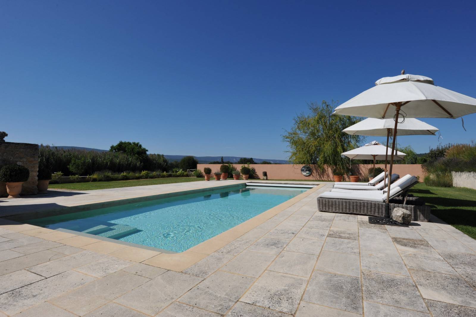 Piscine propriété proche de Gordes en vente