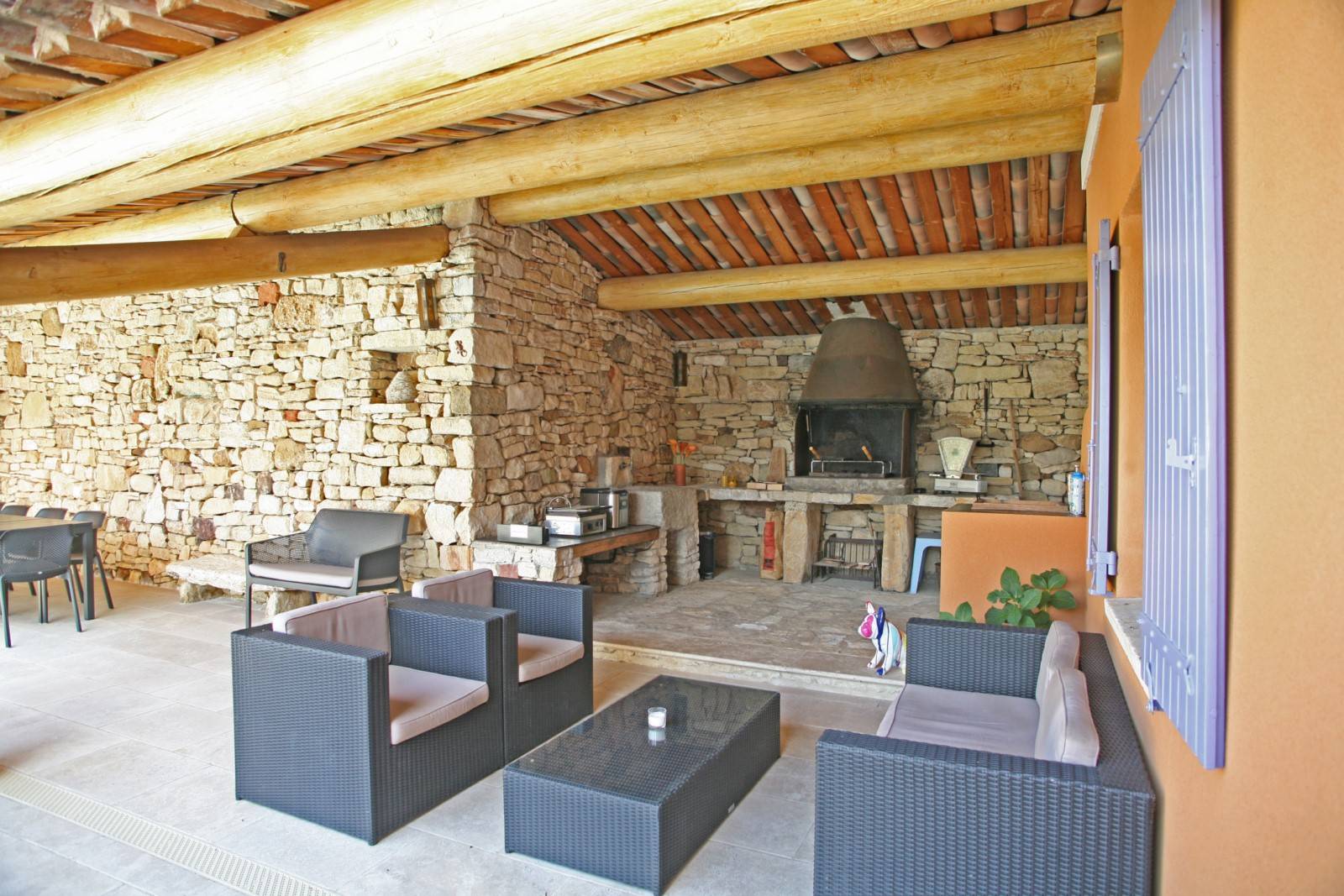 Exclusivité à Rustrel : maison à deux pas du village avec vue dominante et piscine   
