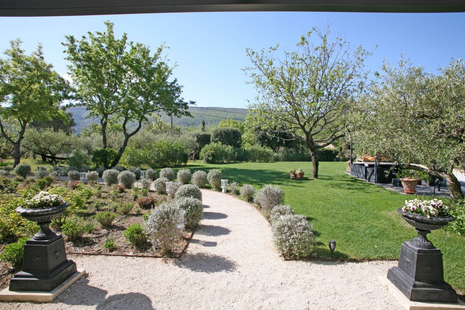 MAISON RECENTE AVEC PISCINE, BEAU JARDIN ET VUE   