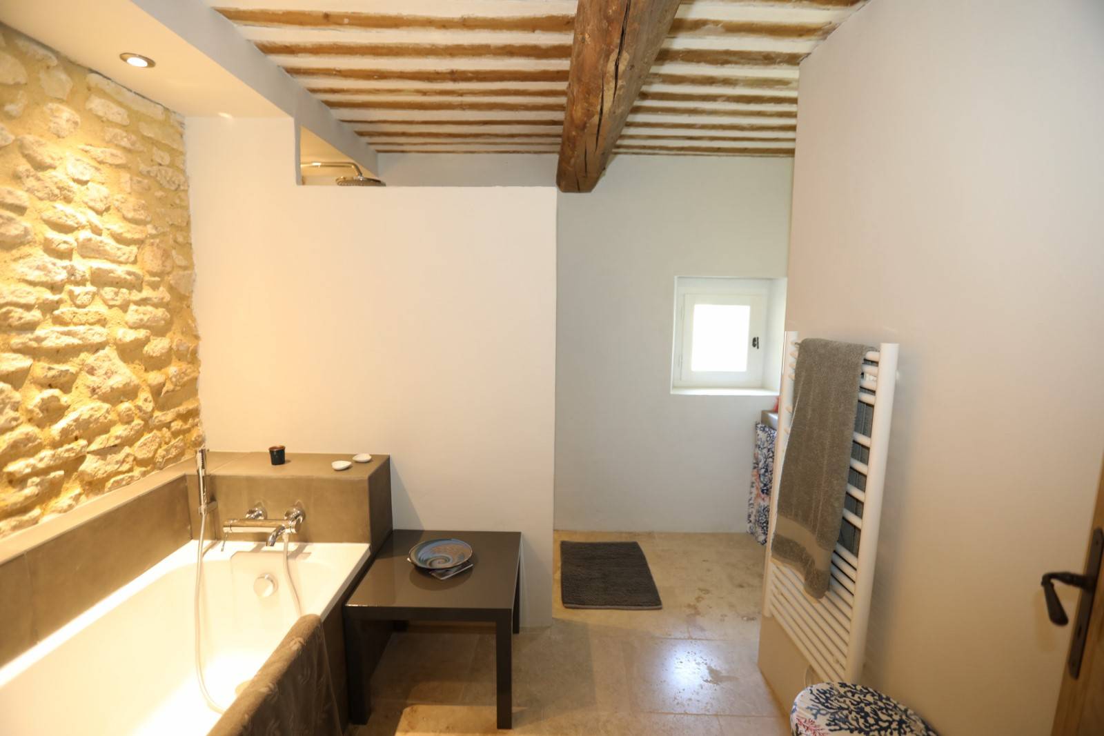 Maison de charme dans un Hameau de Gordes, rénovée avec piscine et vue   
