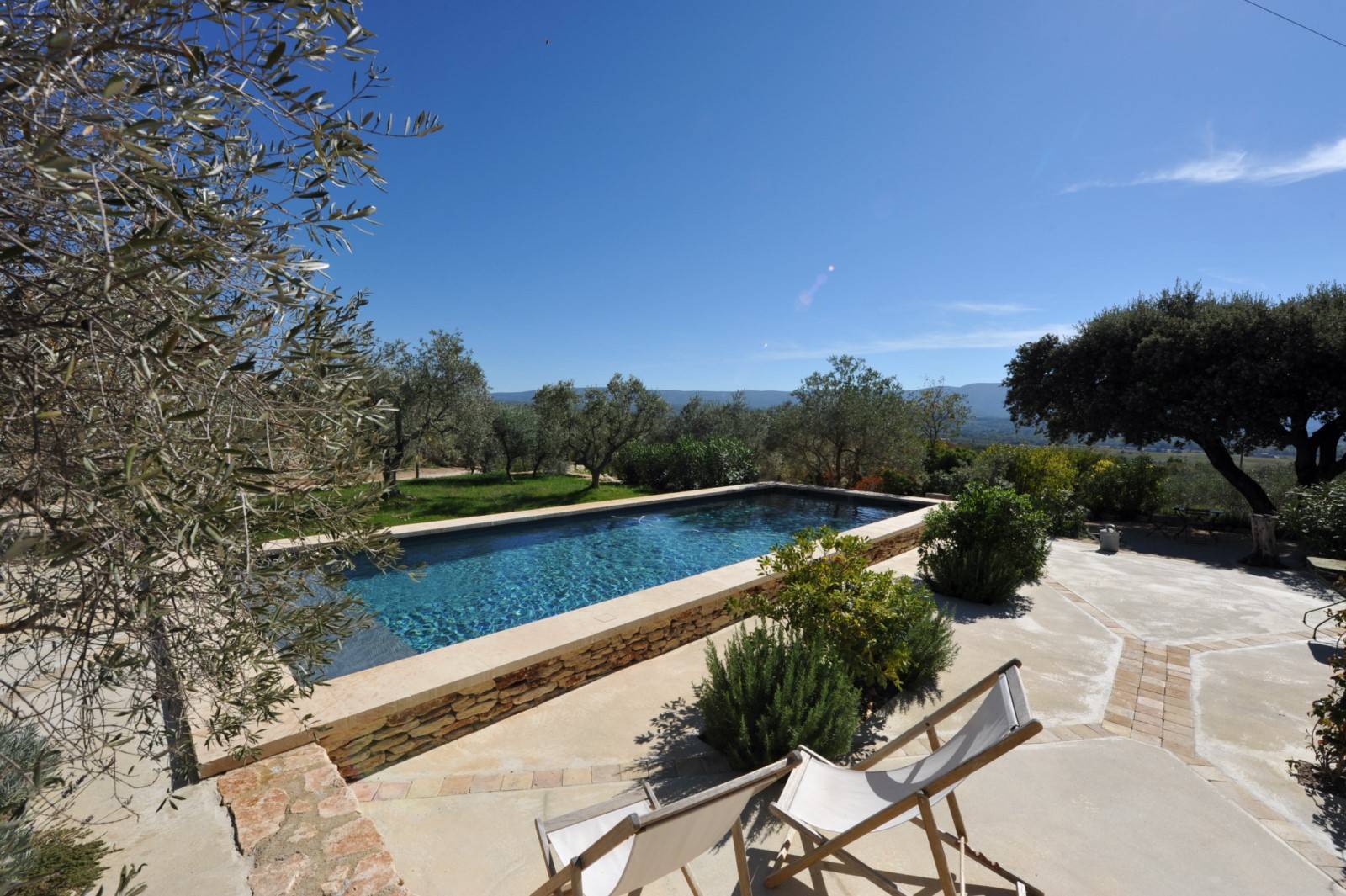 Gordes : villa contemporaine avec vues sur le Luberon   