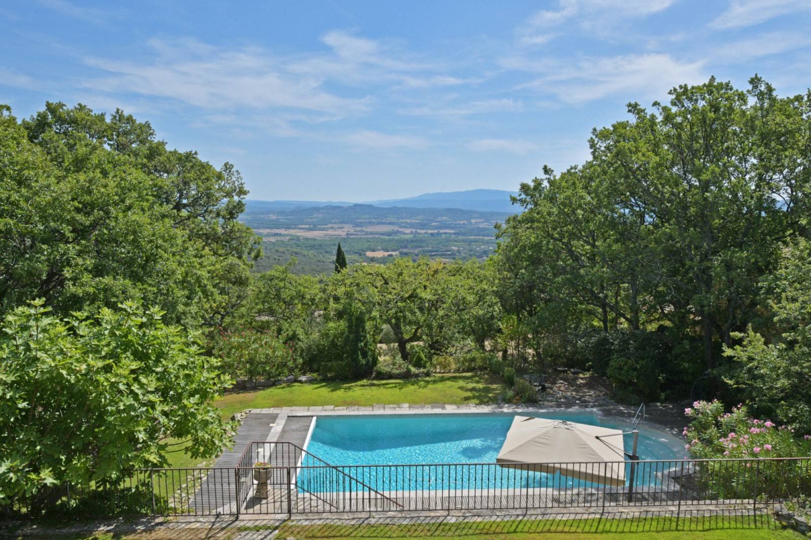 Piscine chauffée avec vue panoramique sur le Luberon à la vente à Gordes