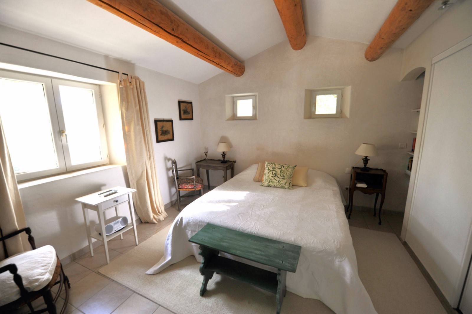 Gordes : Belle maison en pierres sur grand terrain   