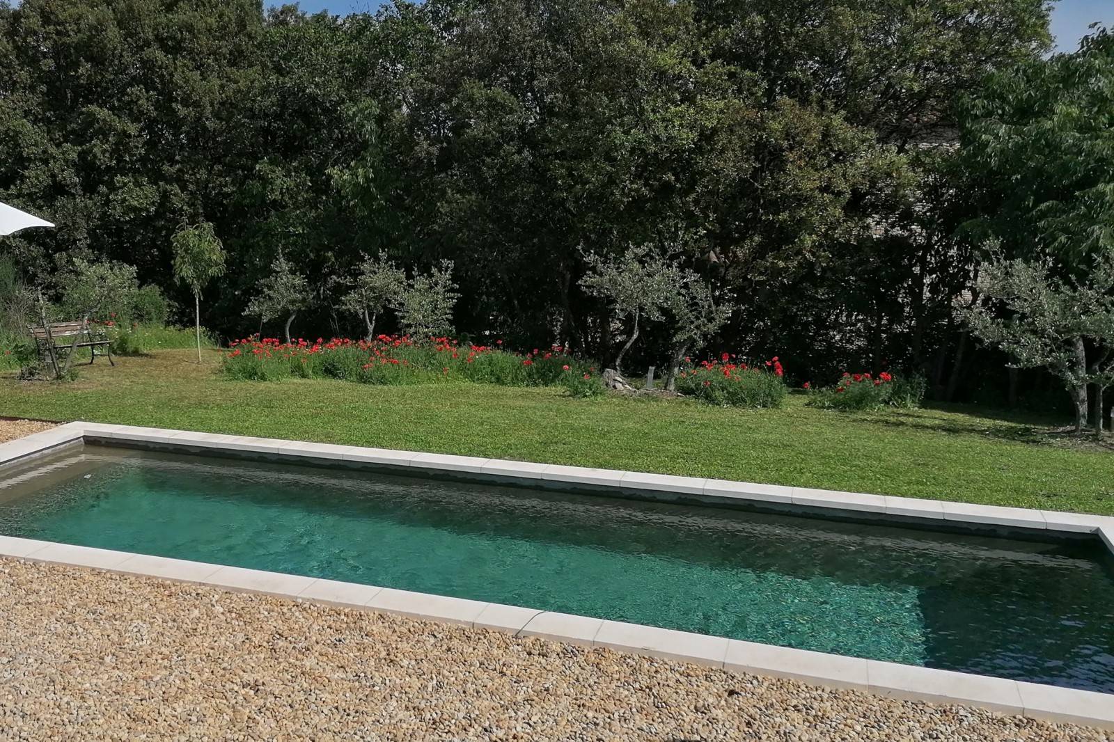 à Gordes, maison contemporaine en pierres face au Luberon    