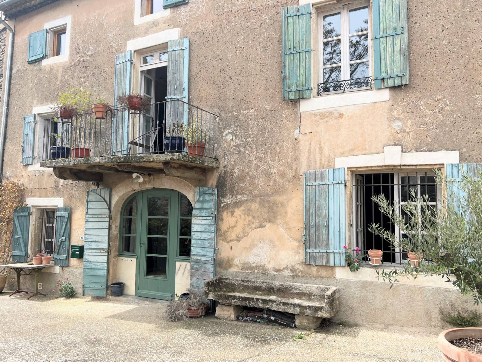 au coeur de Cabrières-d'Avignon, très belle maison de village entièrement rénovée    