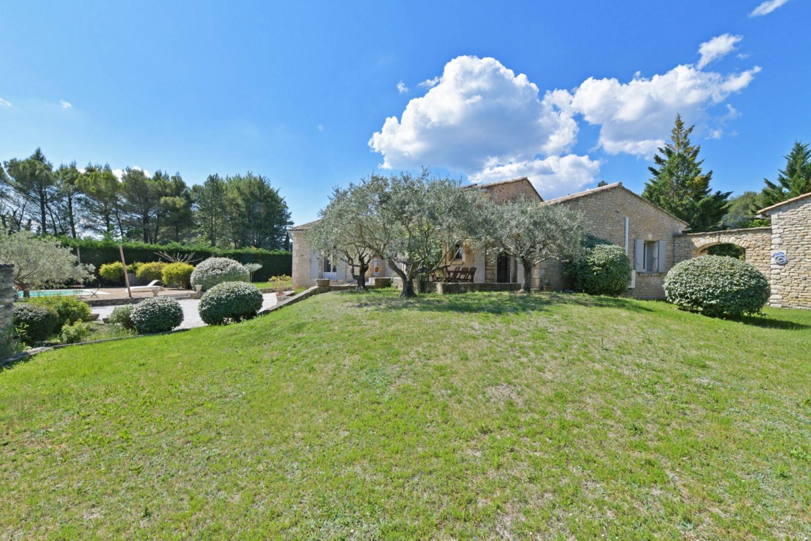 Jardin paysager dans propriété de prestige en pierre de Gordes à vendre Luberon en Provence