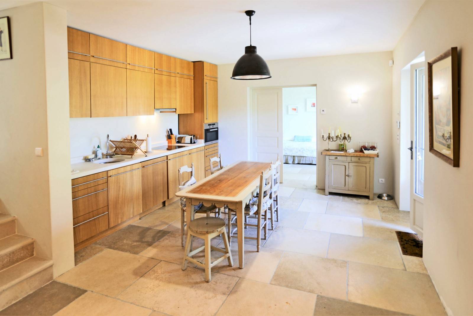 à Cabrières-d'Avignon, propriété comprenant 2 mas en pierres proche centre village    