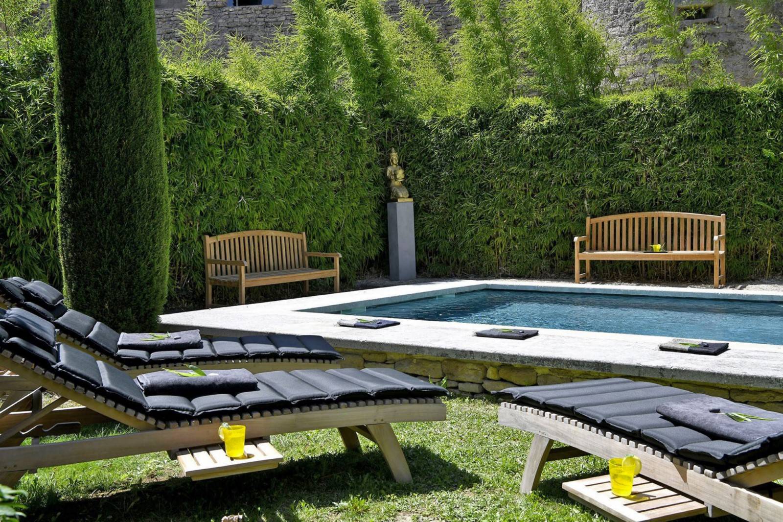 à Cabrières d'Avignon, élégante propriété de village avec piscine   