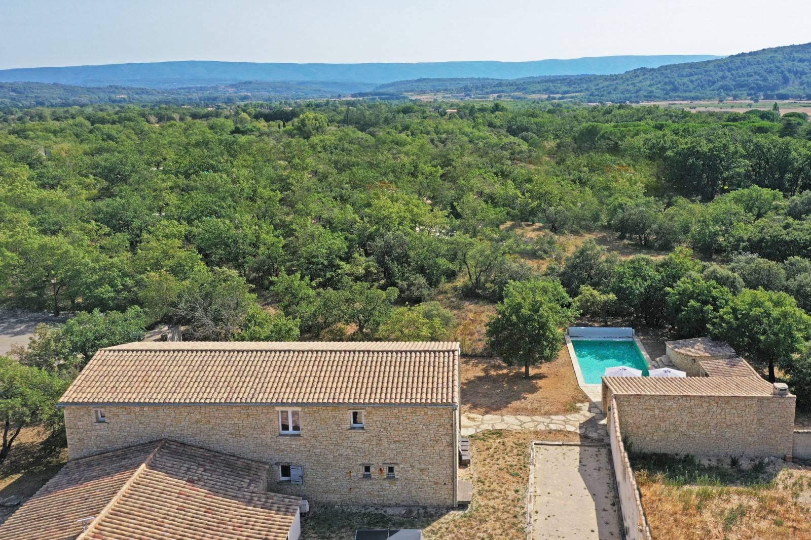 Proche de Gordes, maison d'architecte dans un quartier résidentiel et sécurisé.   