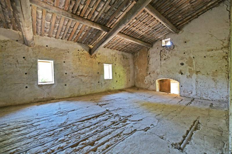 Authentique mas en pierre à rénover, entre Gordes, Cabrières-d’Avignon et Ménerbes, face au Luberon, sur plus de 2,3 ha avec vues exceptionnelles.