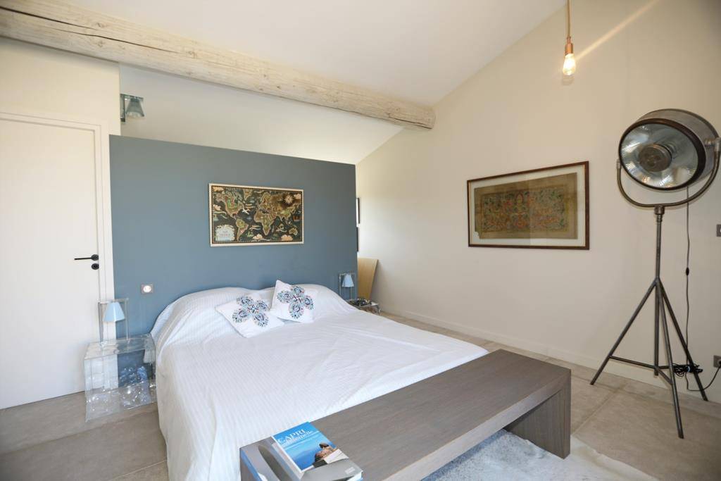 A vendre à Gordes, superbe Mas en pierres, entièrement rénové avec piscine et vues sur le Luberon.