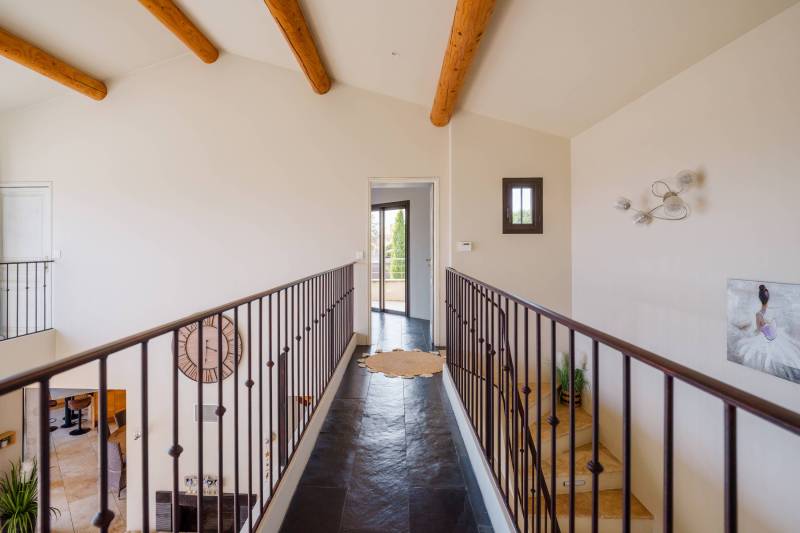 Villa contemporaine avec piscine, pool house sur grand terrain paysagé et vues sur le Luberon à proximité de Roussillon