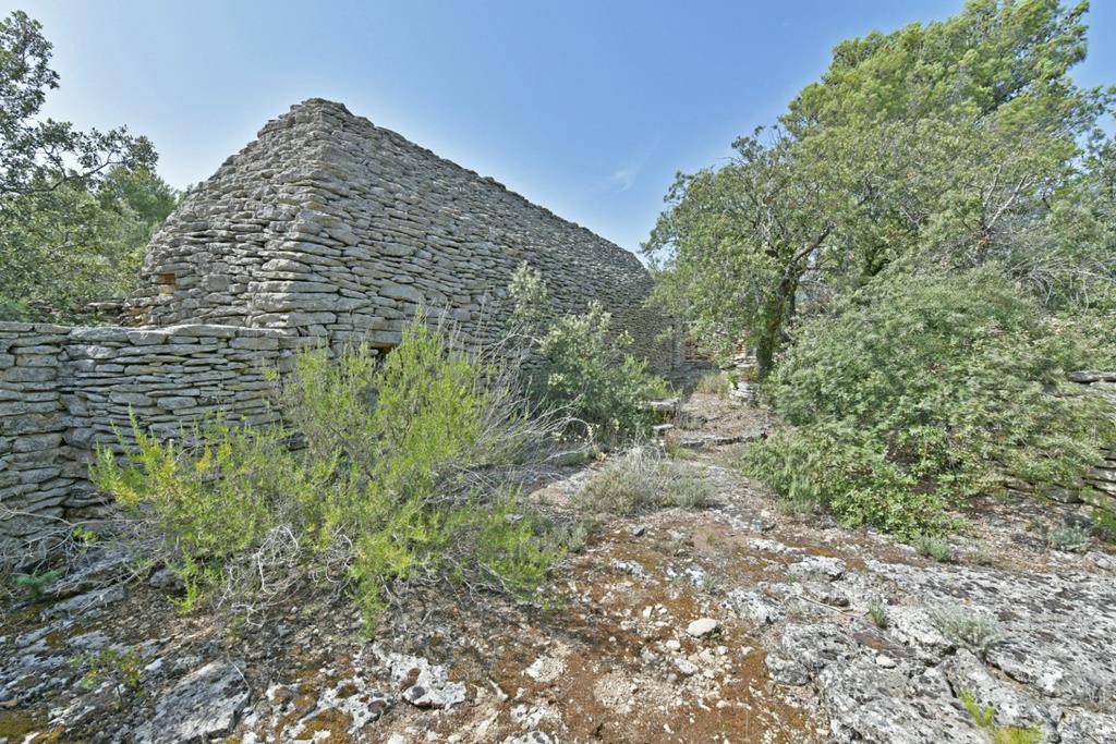 Bergerie aménagée, piscine et nombreuses dépendances sur 3 hectares de garrigue   