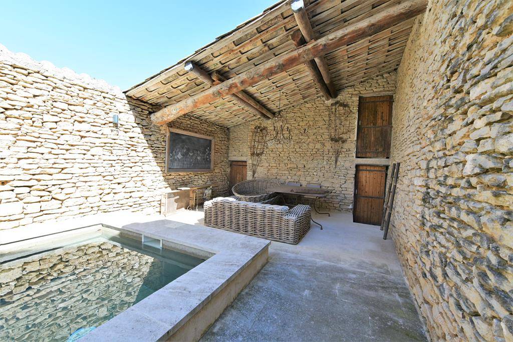 Maison de village avec cour et bassin au cœur de Cabrières-d'Avignon   