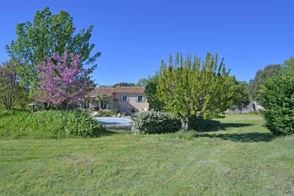 Entre Lacoste et Ménerbes, villa avec piscine face au Luberon   