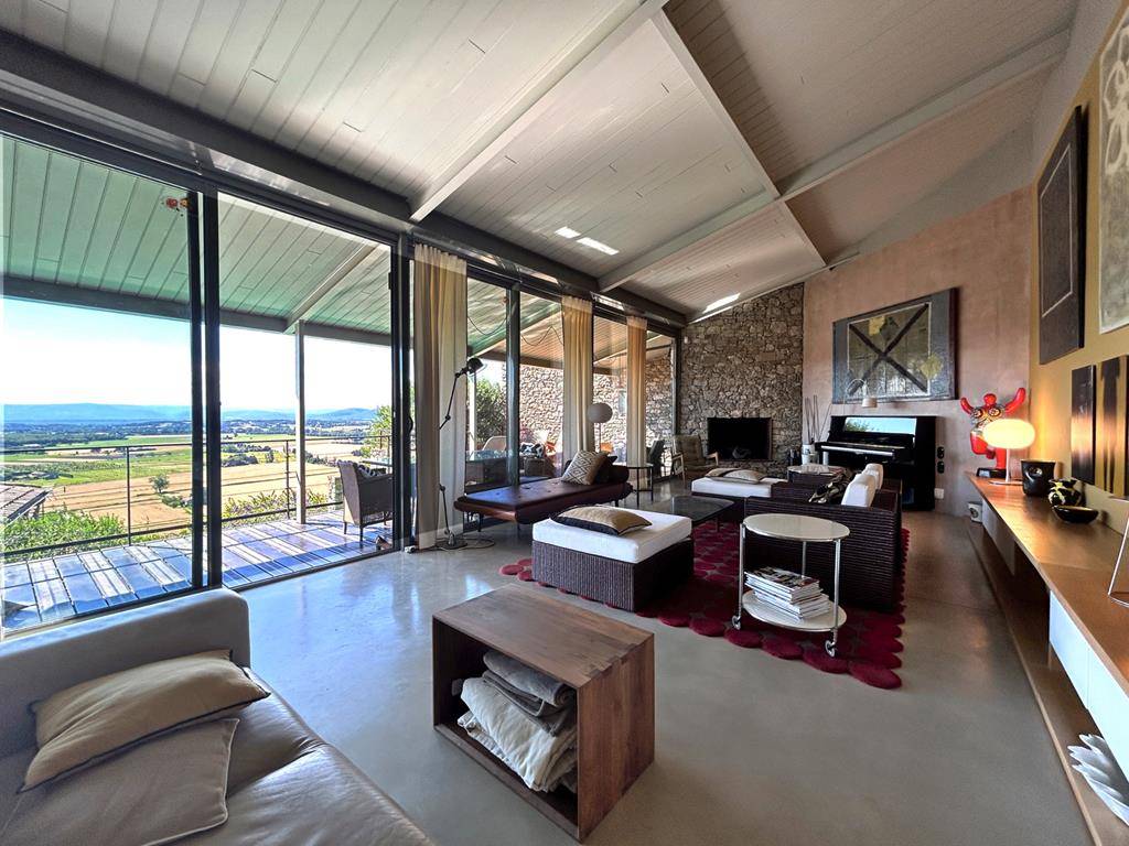Drôme provençale : maison contemporaine rénovée avec vues   