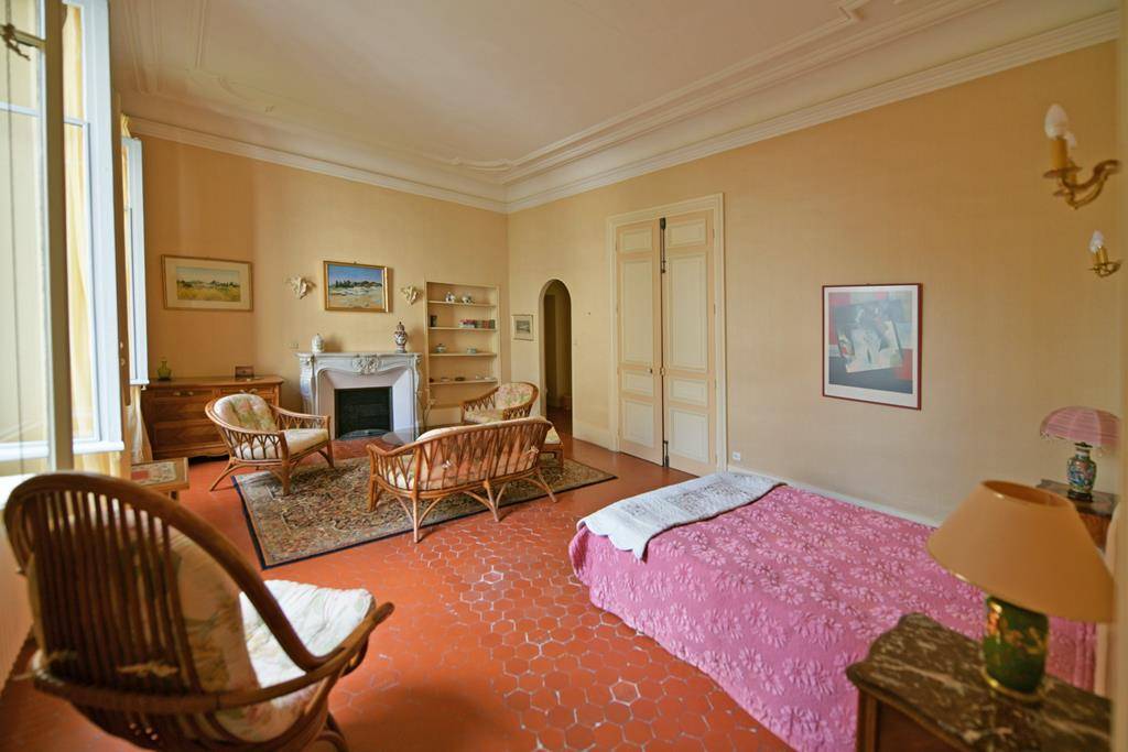 A la vente, élégant hôtel particulier Renaissance à rénover avec jardin, annexes et appartements indépendants au centre de l'Isle-sur-la-Sorgue.