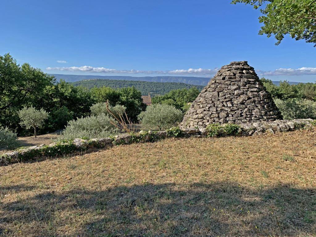 GORDES – maison en pierres en position dominante à 2 pas du village.   