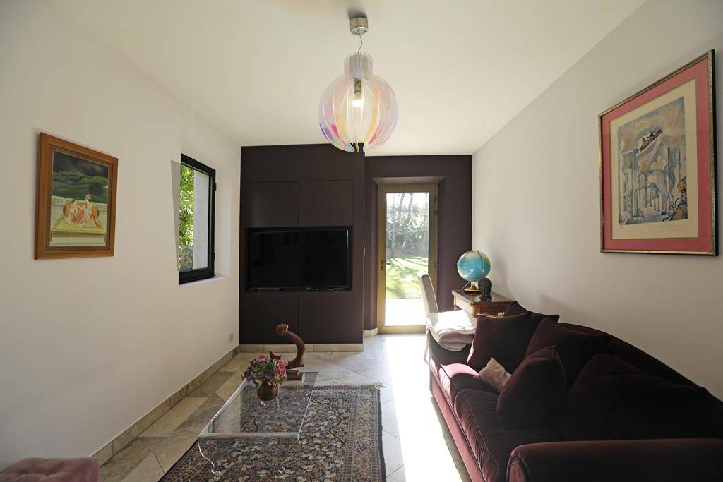 Au pied du Luberon, maison de qualité sur terrain paysagé   