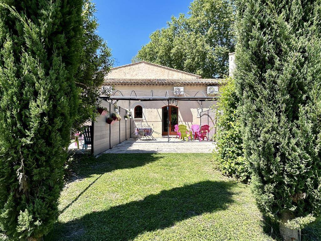 Propriété avec gîtes indépendants et piscine en bord de Sorgue   