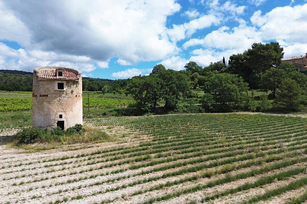 Belle propriété sur les hauteurs de Saint-Saturnin-Les-Apt avec vue dominante   