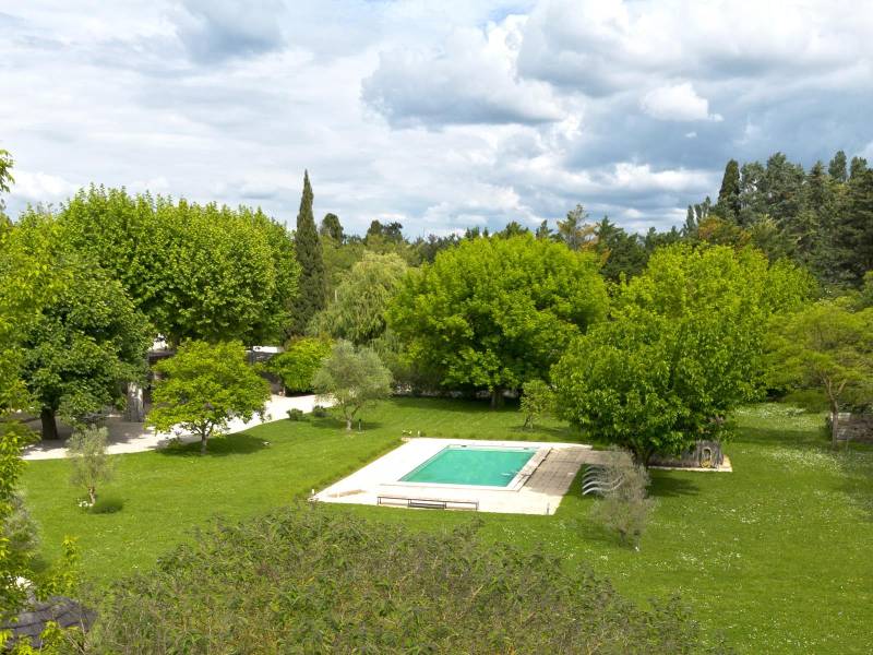 Entre Saint Rémy de Provence et l'Isle sur la Sorgue, propriété de qualité avec dépendances sur 1 hectare..