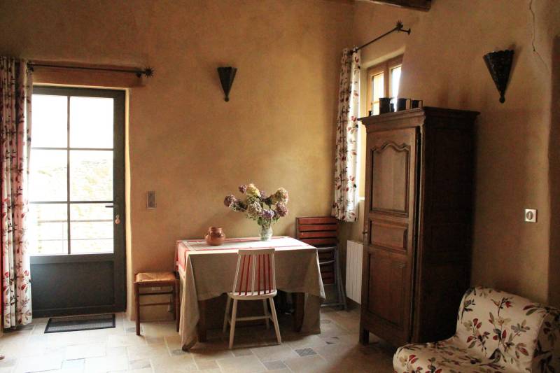 Maison de hameau avec cour, annexe et bassin au cœur de l'un des plus vieux hameau du village de Gordes.