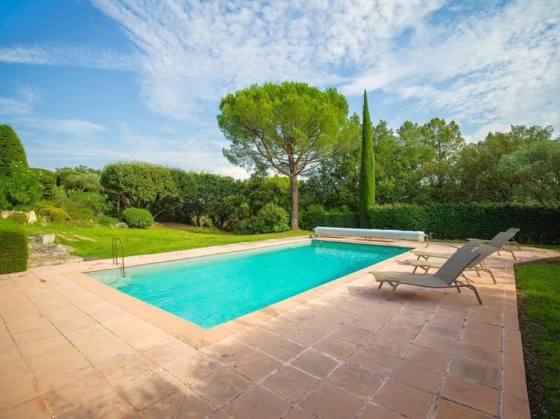 Gordes, belle propriété en pierres avec dépendance, piscine et terrasses, offrant des vues panoramiques sur le Luberon.