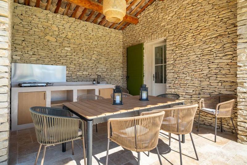 A quelques minutes du centre du village de Gordes, maison en pierres, rénovée, avec piscine dans un quartier calme.