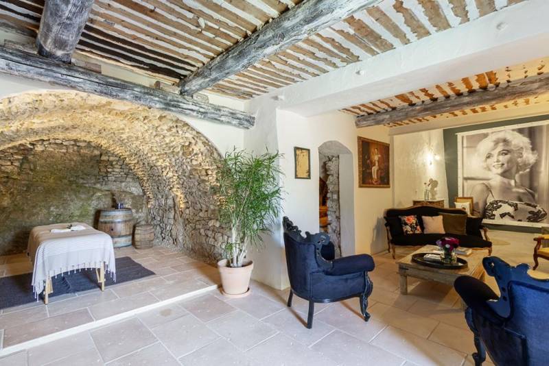 Maison de caractère de près de 320 m² avec cour intérieure, piscine et appartement indépendant de près de 135 m2 à Lagnes.