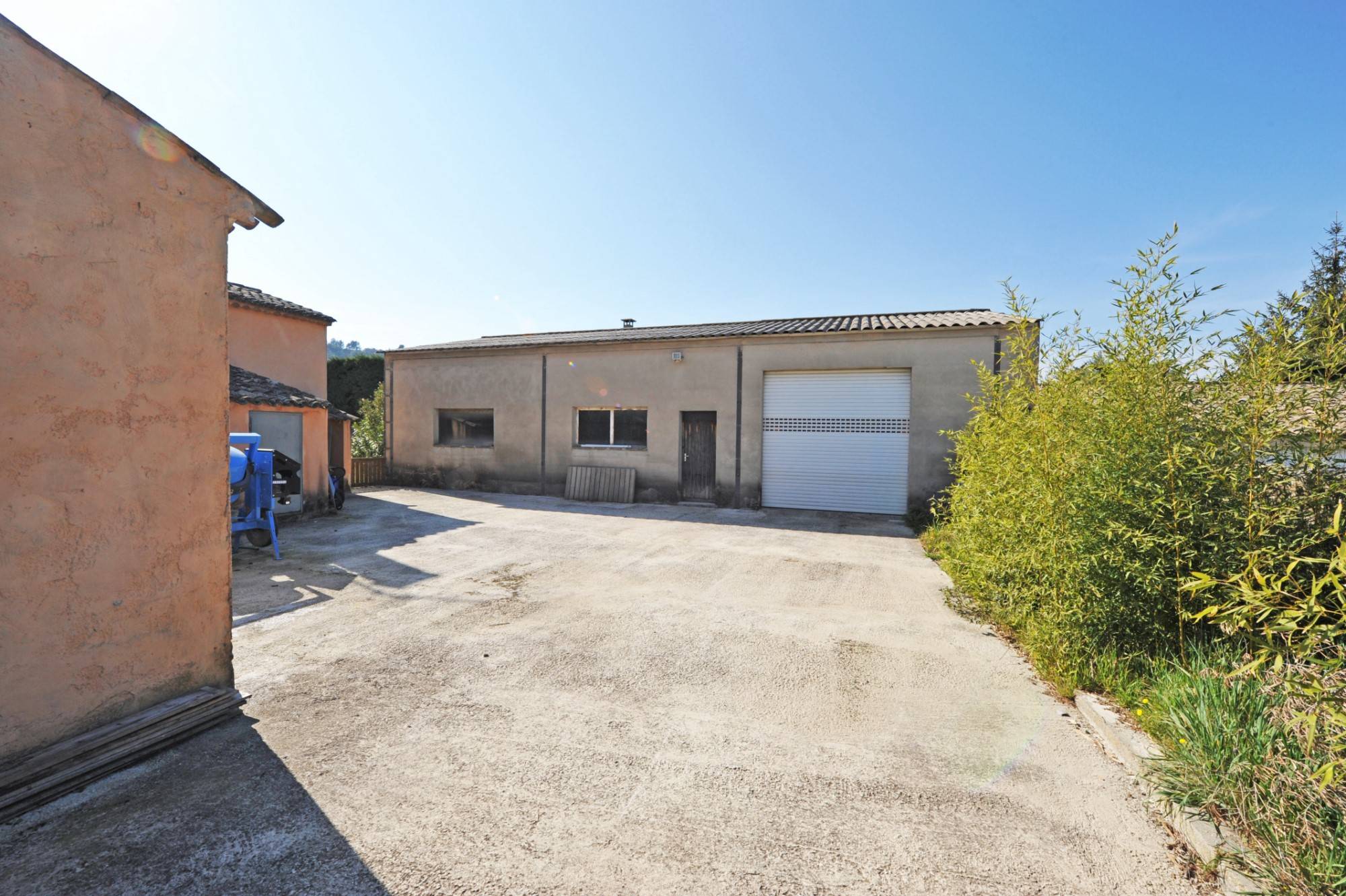 Ménerbes, maison contemporaine spacieuse avec piscine   