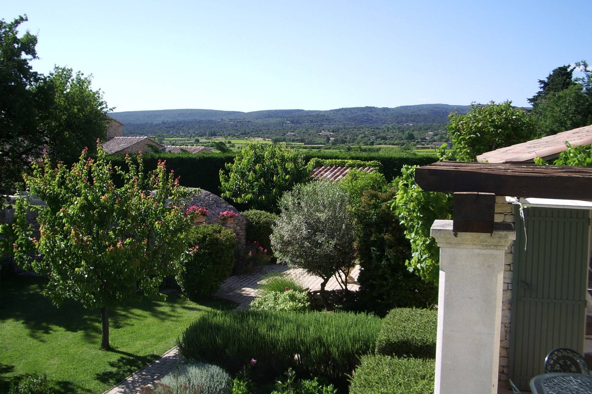 Gordes, villa en pierres avec piscine    