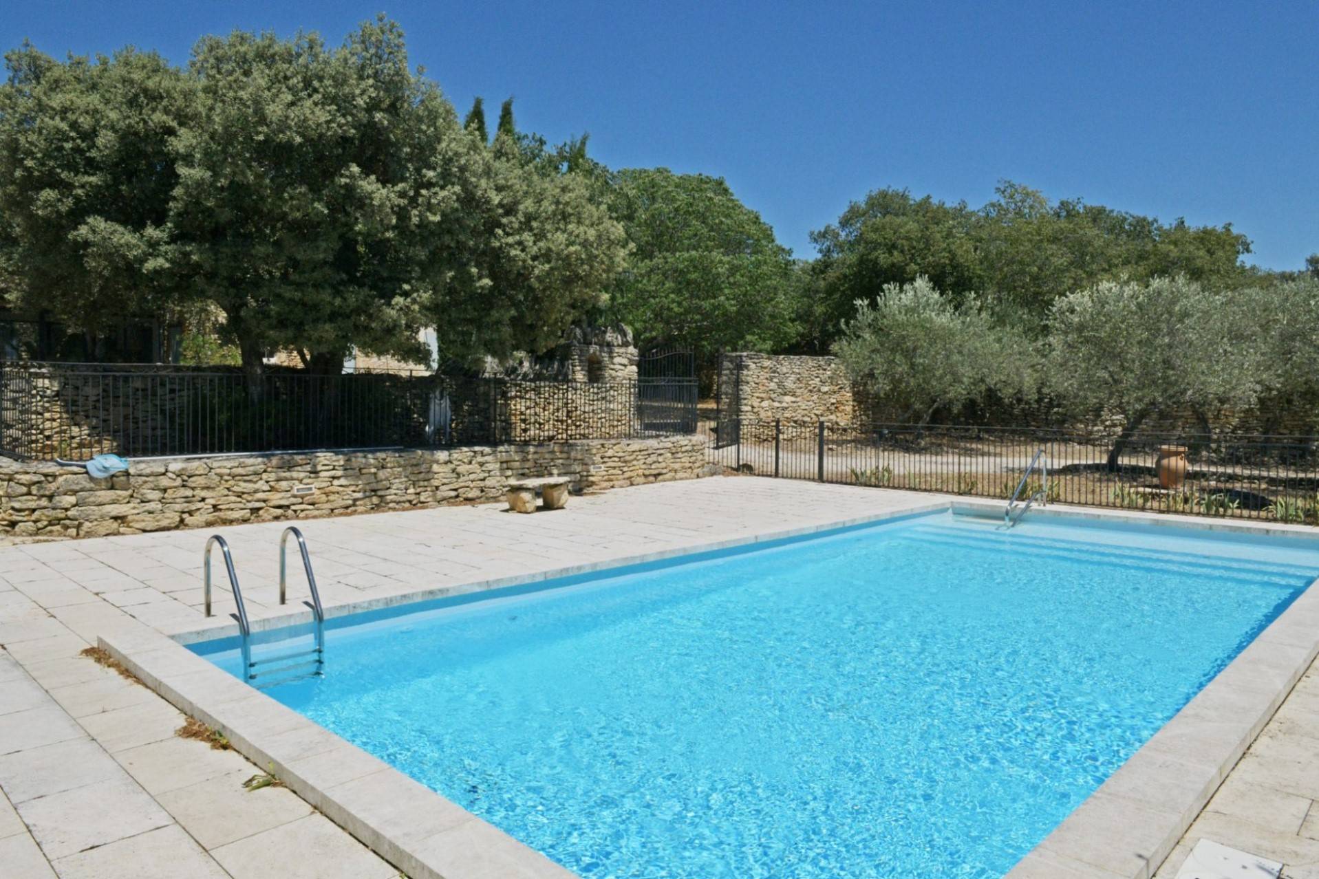 Gordes, ferme rénovée avec piscine sur terrain d'un hectare   