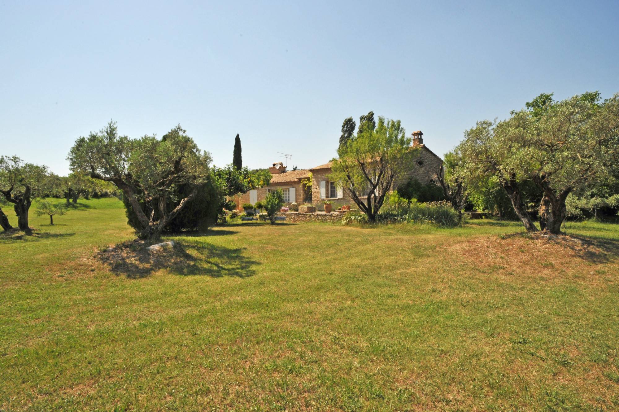 EXCLUSIVITE : maison en pierres de plain pied sur près d'un hectare à Gordes  