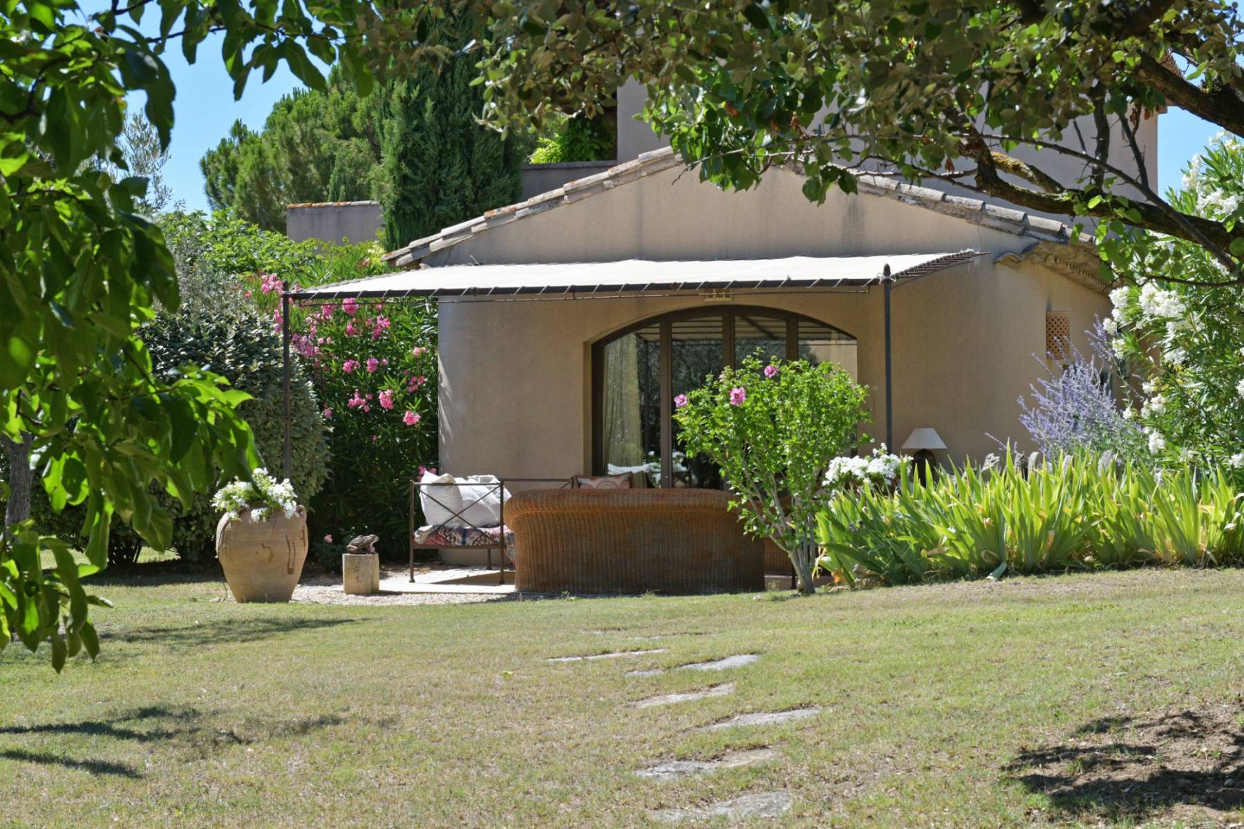 Cabrières d'Avignon : propriété de village avec dépendances et piscine.   