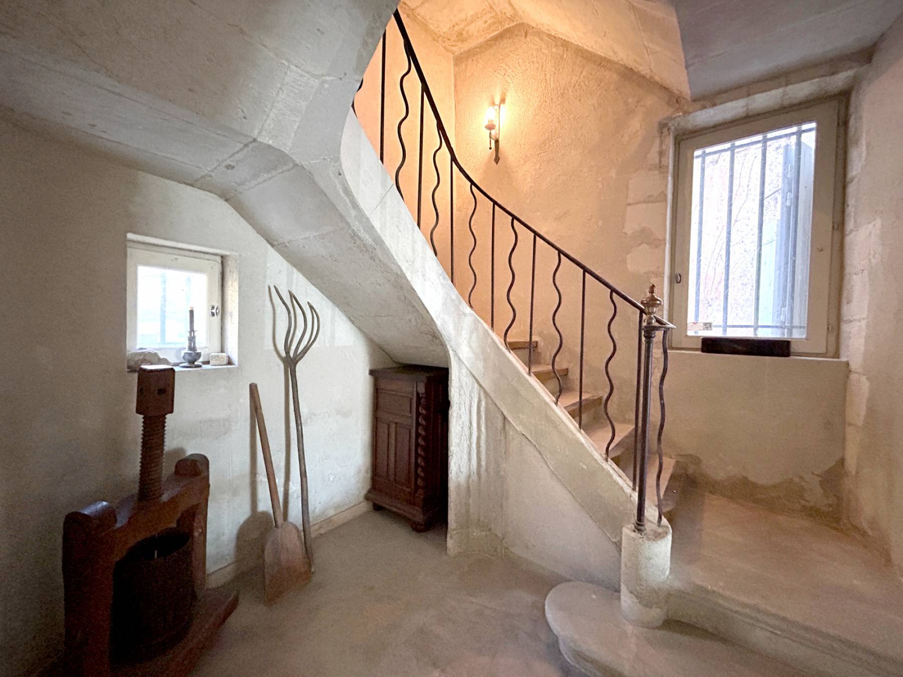 RARE : Maison de maître XVIIème siècle avec jardin et dépendances au cœur du village de Saint-Geniès-de-Comolas   