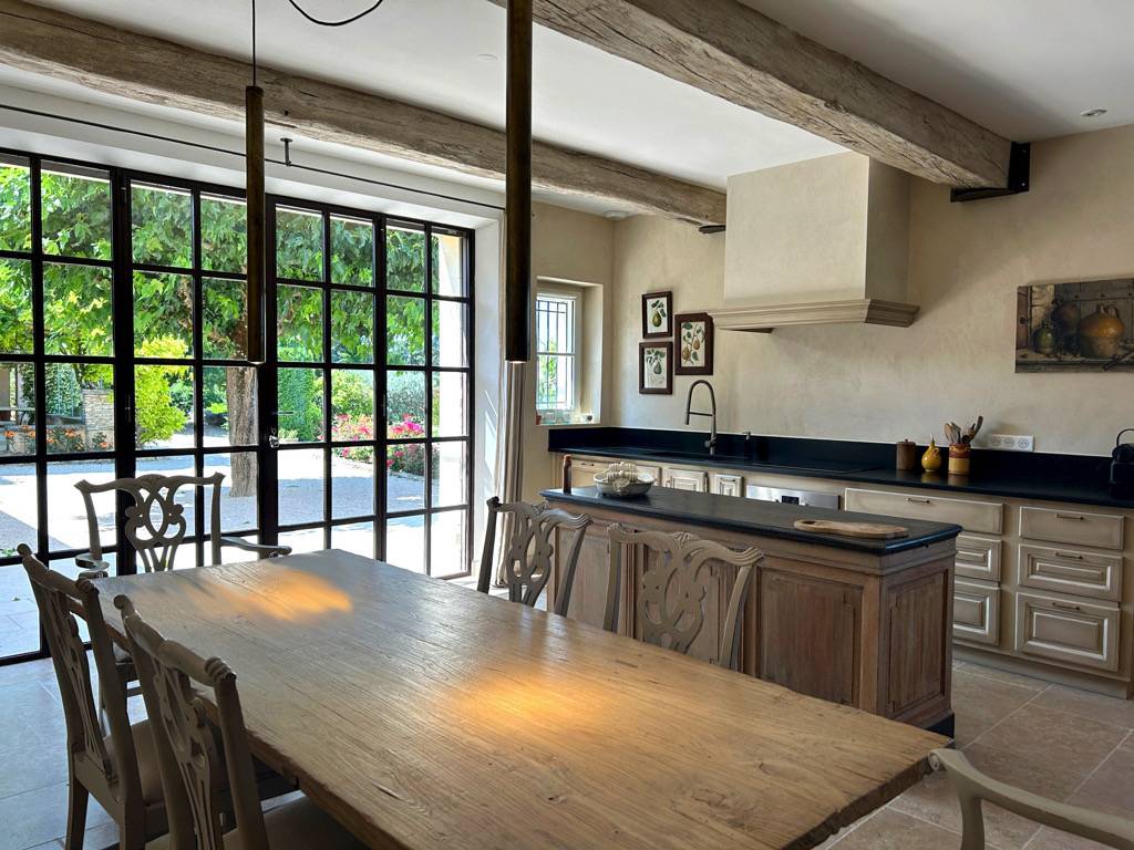 PROPRIETE EN POSITION DOMINANTE DE 290 m² AVEC JARDIN ET PISCINE    