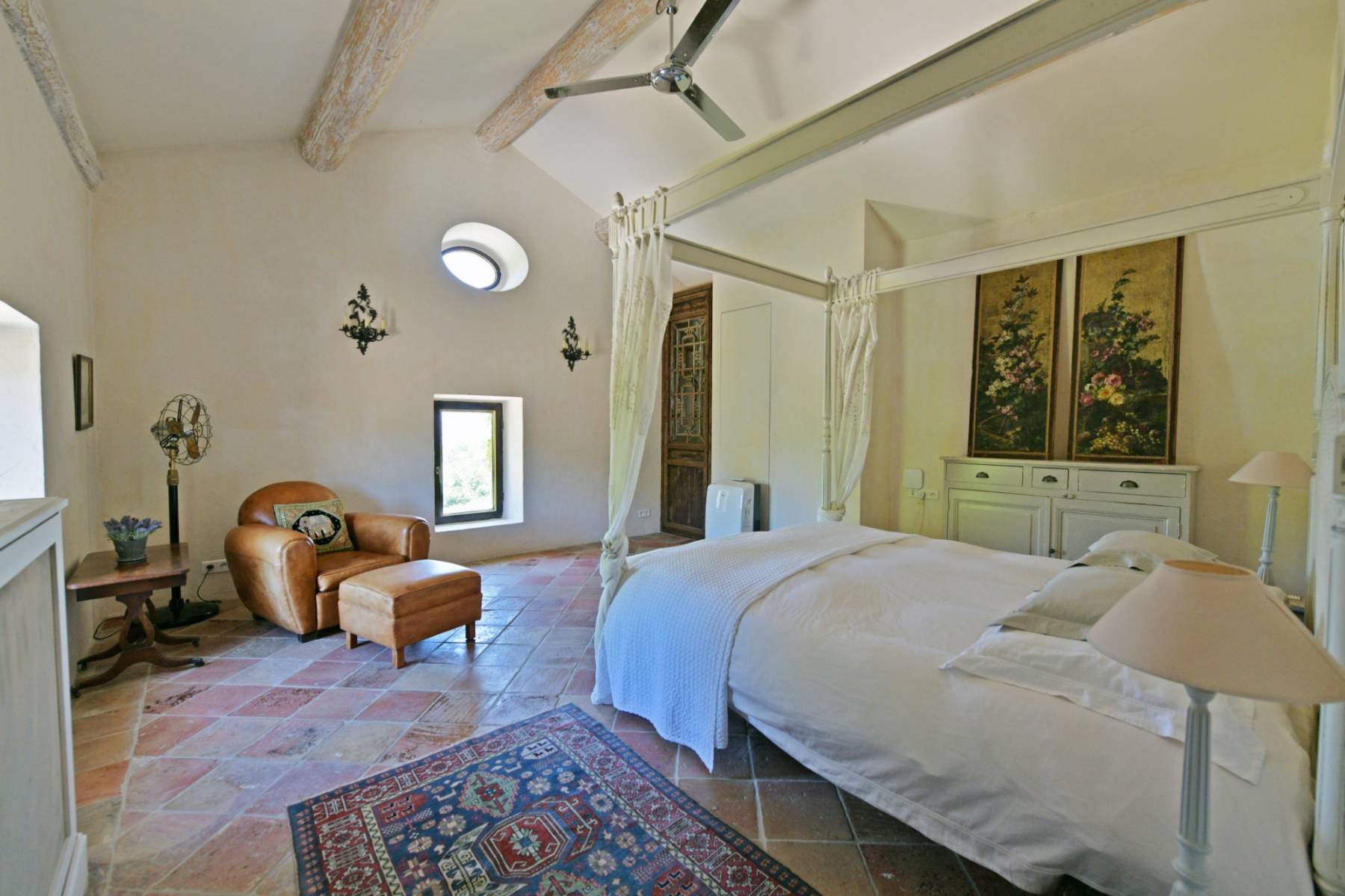 EXCLUSIVITE - Rare et élégante propriété de charme sur 9 hectares de Provence   