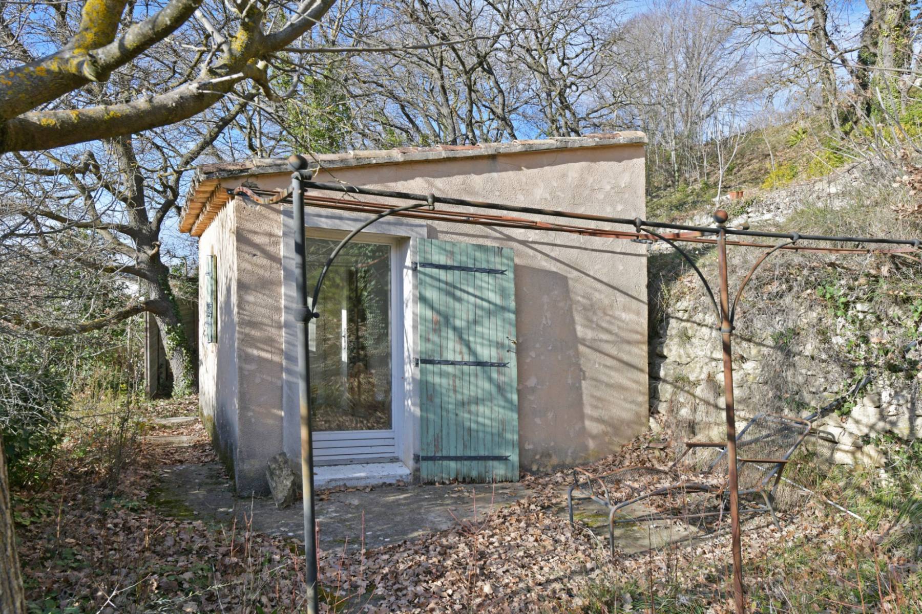 Ménerbes : propriété de village avec piscine, dépendances et vue.   