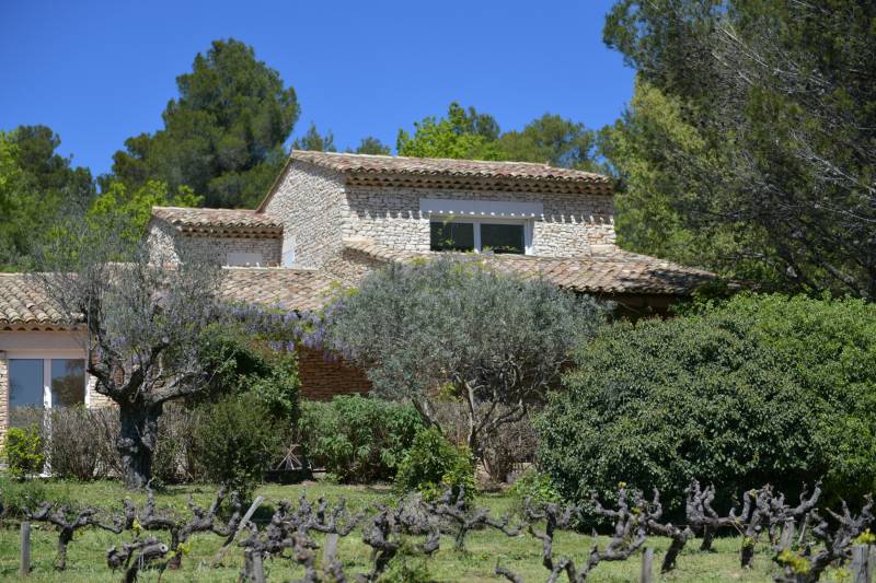 Grande propriété de famille d'agrément avec dépendances et piscine sur plus de 2 hectares face à la vallée et au Luberon.