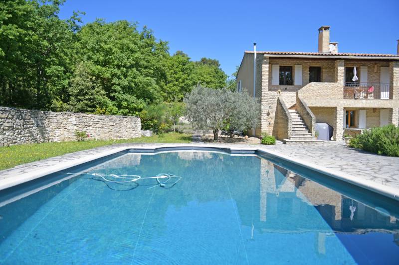 Murs: maison en pierres avec piscine et jardin paysagé dans la campagne, à quelques km de Gordes.