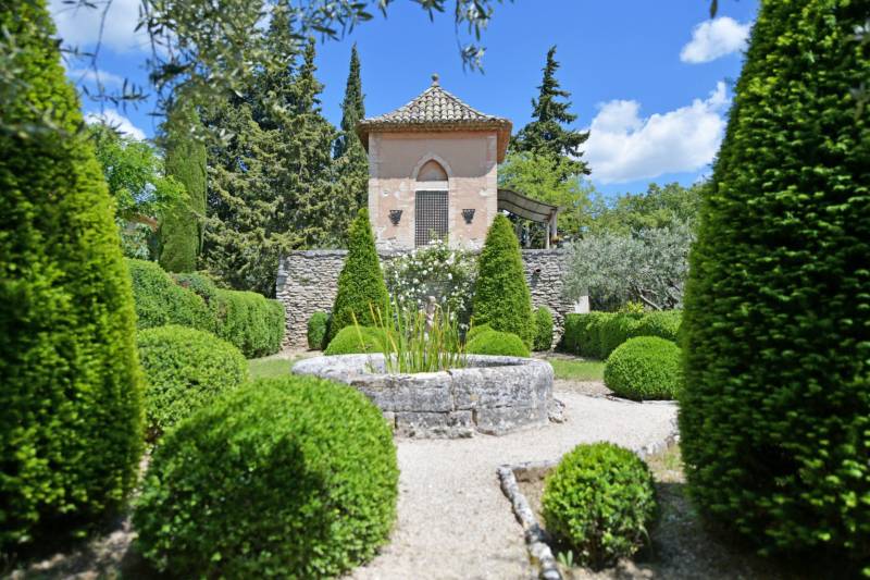 A Gordes, élégante propriété de charme avec maison principale, annexes et tour du 18e à deux pas du village.