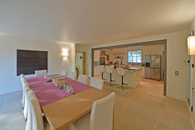 Belle propriété familiale composée d’un mas de charme rénové, avec piscine et dépendances, idéalement située au pied du Luberon.