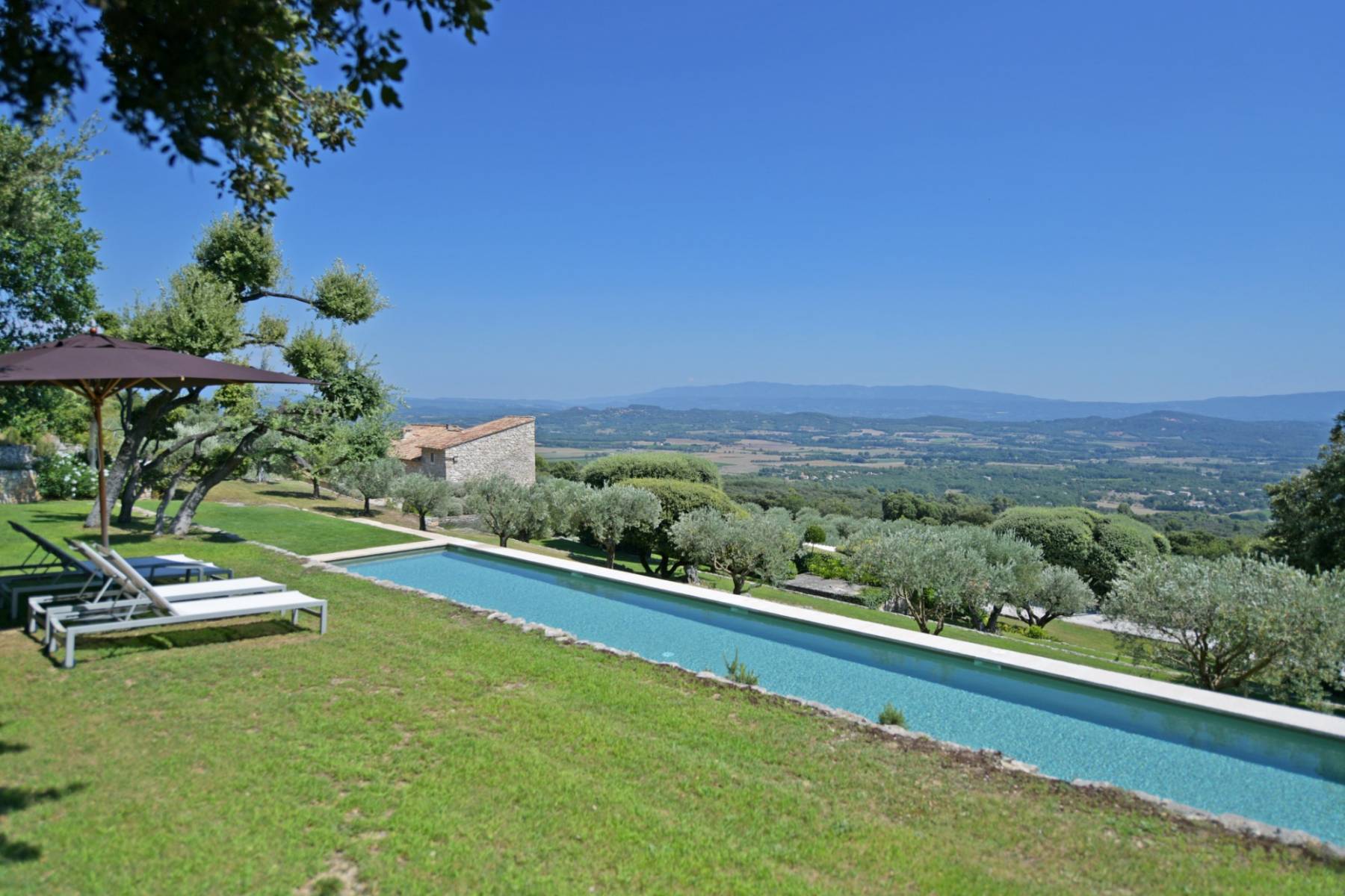 En exclusivité - authentique ferme à la rénovation contemporaine sur 6 hectares en situation extraordinaire à Gordes face à la vallée du Luberon.