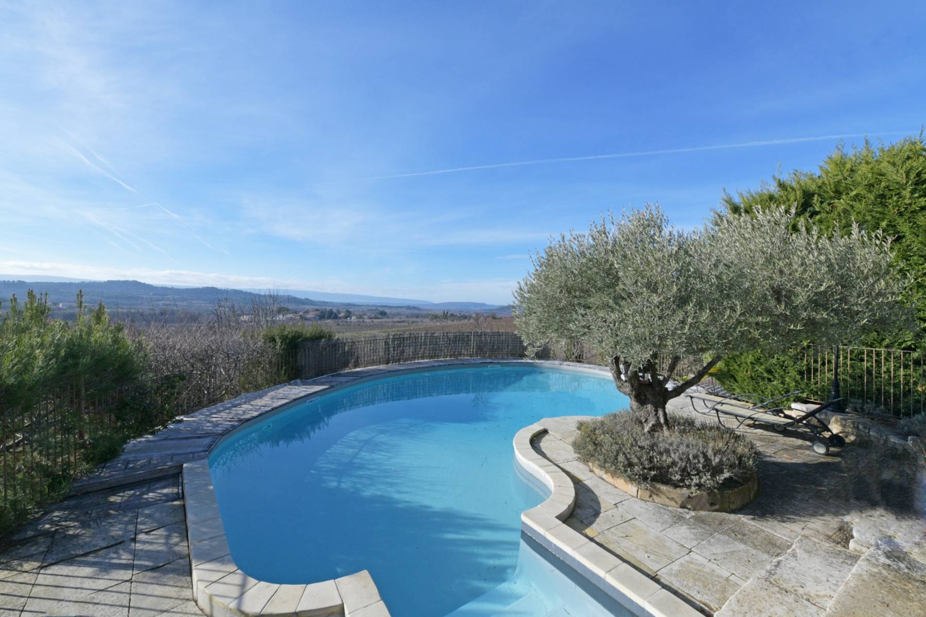 Proche de Gordes: Propriété d'agrément à flanc de colline.   