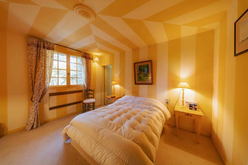 BIEN VENDU Gordes : villa en pierres à rénover avec emplacement exceptionnel et vues panoramiques sur le Luberon sur un terrain de plus d' 1.8 hectare.