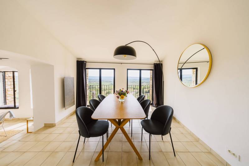 Joucas, maison de village avec vues.