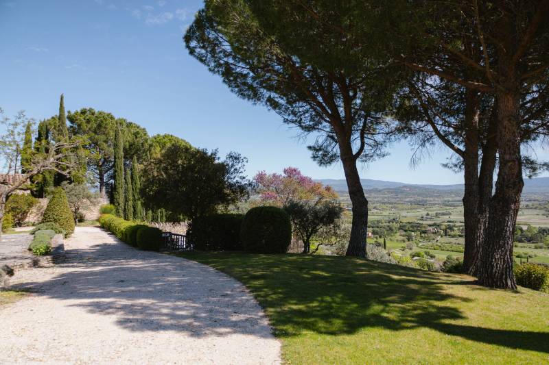 BIEN VENDU Gordes, idéalement située à proximité du centre du village, propriété de caractère avec vue panoramique sur la vallée.