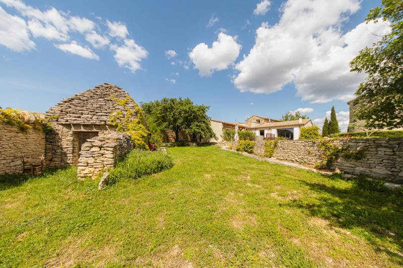 Gordes : rare propriété de village en position dominante avec piscine et annexes à 2 pas de la place du Château.